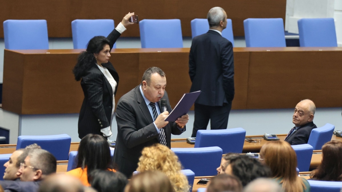 На първо четене. Забраната за внос на руски петрол влиза в сила на 1 март