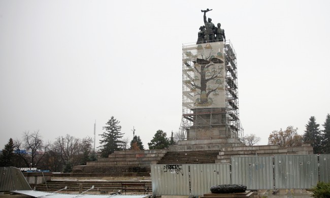 Паметникът на Съветската армия спешно трябва да се демонтира