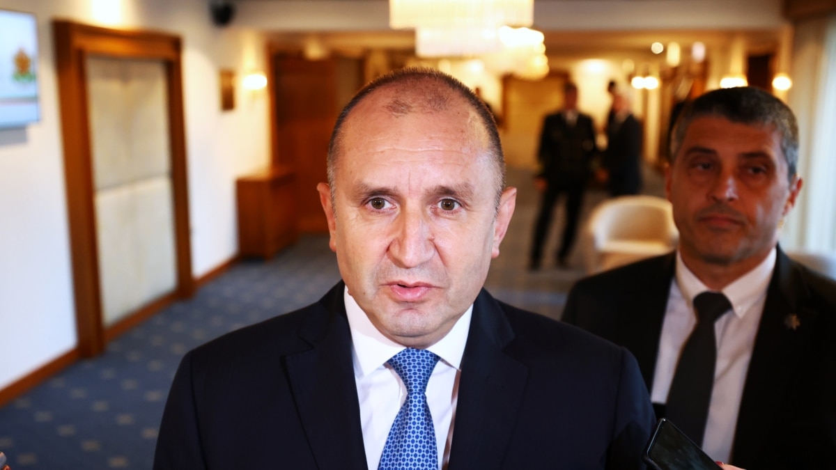 Радев наложи вето върху изпращането на ненужни за България БТР-и в Украйна