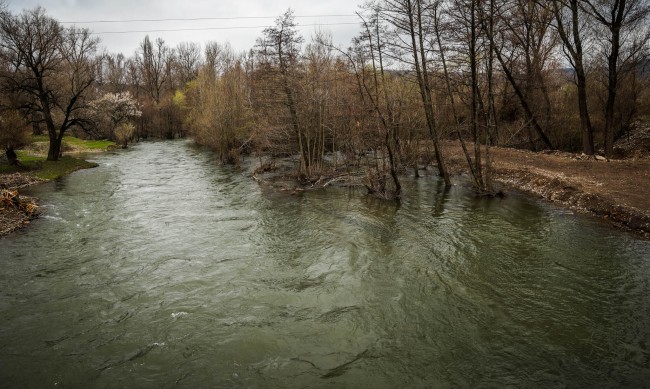 Черни води текат в Струма при Невестино