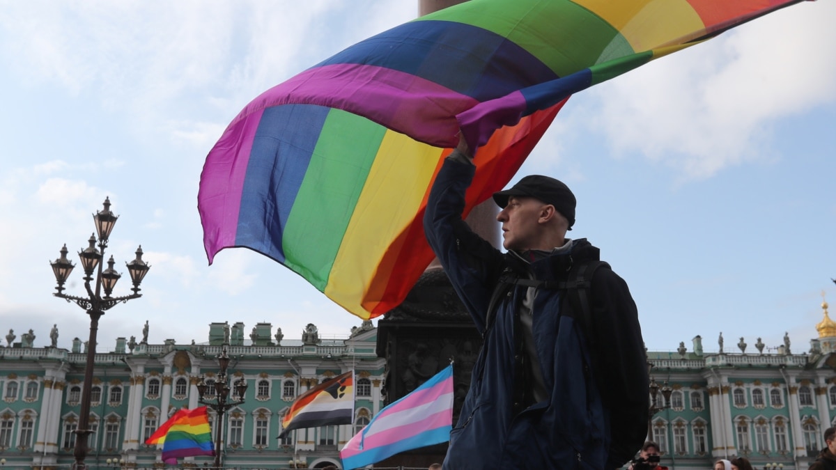 "Ще ми бъде много трудно". Какво знаем за забраната на "движението ЛГБТ" в Русия