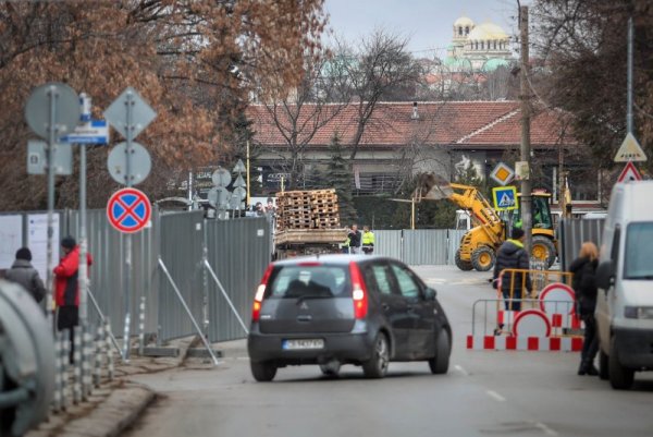 Затвориха за повече от 2 години ключови улици и кръстовища в "Гео Милев"