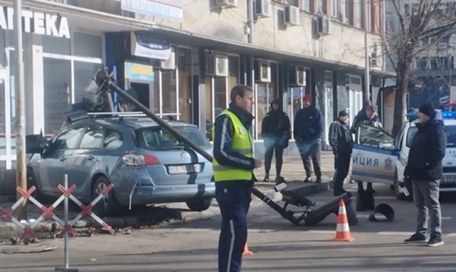 Кола отнесе светофар и влезе в аптека в Габрово