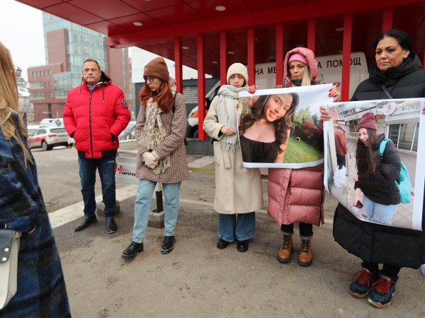 Майката на Даная и граждани на протест пред "Пирогов"