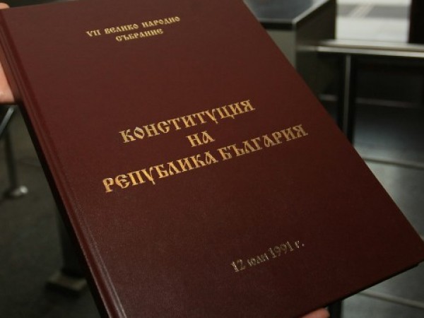 Проф. Близнашки: По-добре Радев да беше подложен на импийчмънт