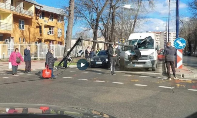 Светофар падна върху бус на кръстовище в Пазарджик