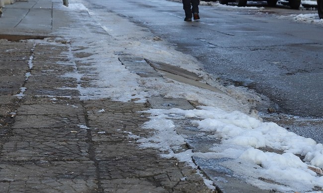 Шефът на чистотата в Кюстендил се подхлъзна лошо на леда, уволниха го