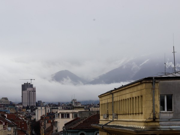 Времето остава облачно