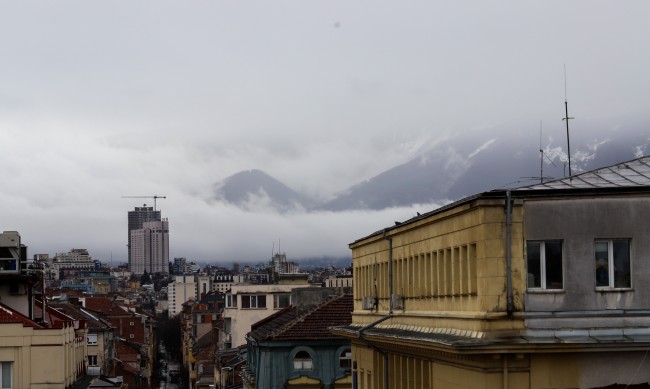 Времето утре: Облаци, дъжд, с температури до 9° градуса