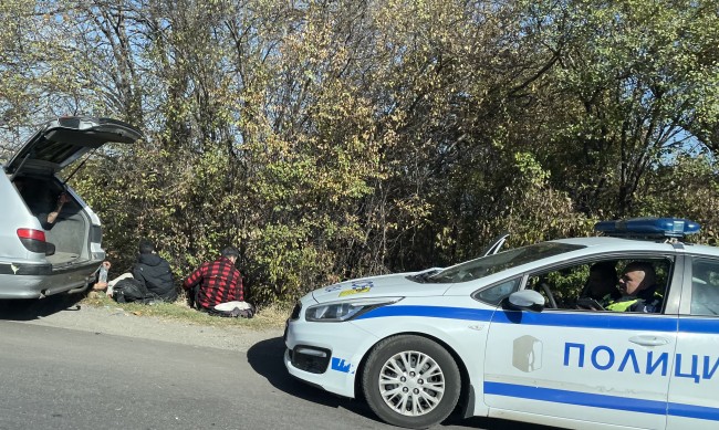 Гонка с бежанци в Монтана, трима сирийци избягали