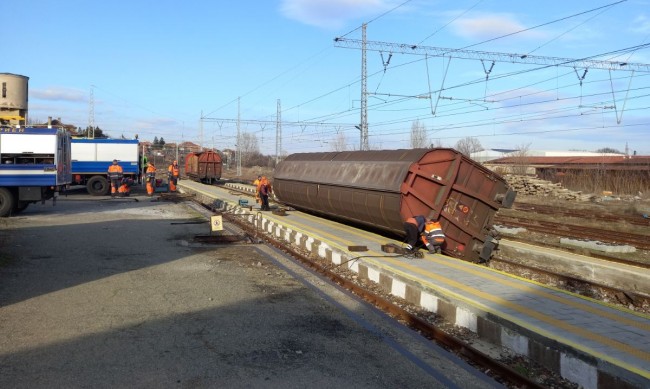 Два вагона дерайлираха на гара "Раднево", няма пострадали