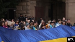 "Заедно и до победа". Стотици в София и Варна се събраха заради годишнината от войната в Украйна