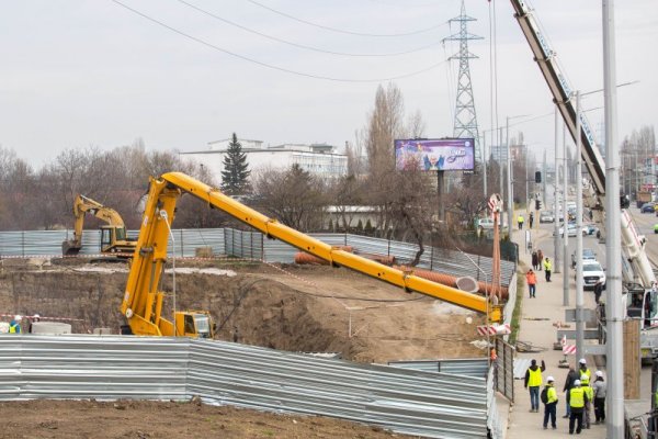 Кран падна при изкопа на метрото, по чудо няма пострадали