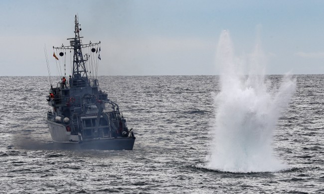 Невзривена мина плава в морето край плажа "Кабакум"