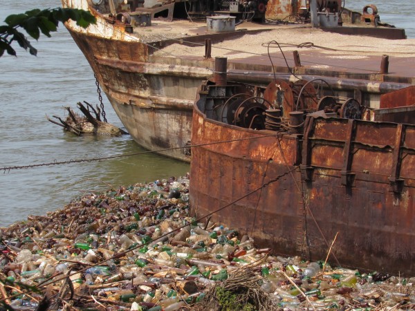Тонове пластмаса се носят във водите на Дунав