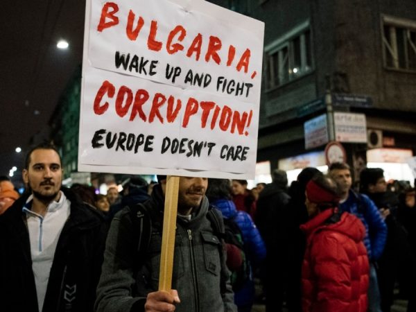 Три минути: В Унгария протестират срещу корупцията. България ще я пази с избори