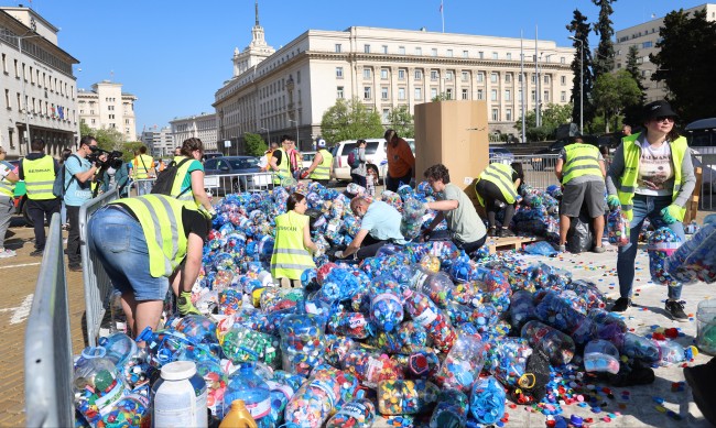 "Капачки за бъдеще" събра 60 тона пластмаса в София