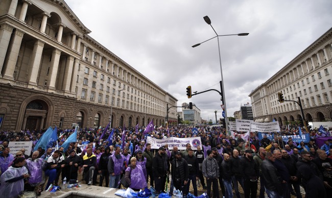 Президентът Радев се срещна с протестиращите енергетици