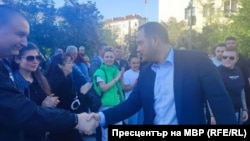 Протест пред МВР поиска оставката на Калин Стоянов. Контрапротест на полицаи го защити