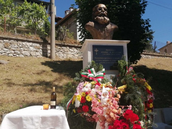 Откриха бюст-паметник на отец Атанас Аролски в родопското с. Хвойна