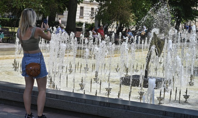 Утре захлажда, пак силни дъждове и градушки