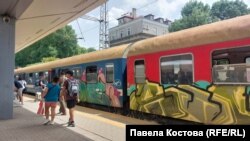 Ветрило от брошура и аромат от тоалетна. Как се пътува с влак през лятото