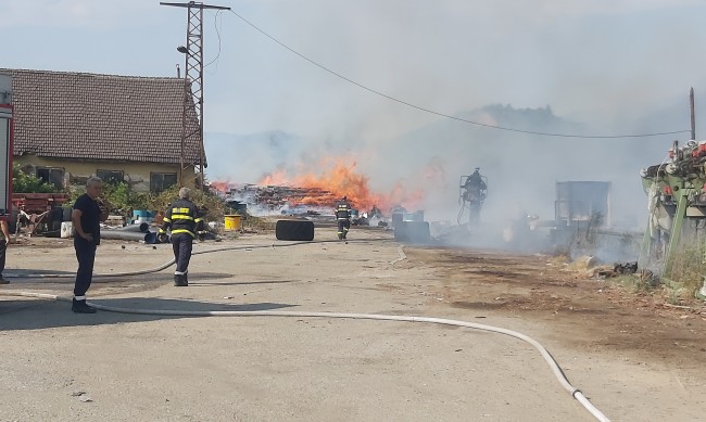 Огромен пожар на гара Кочериново, причини го бързият влак