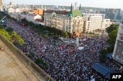 Блокирани гари и сблъсъци с полицията. Защо хиляди протестират в Белград