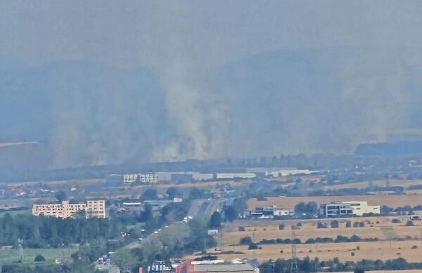 Голям пожар гори край Нови хан