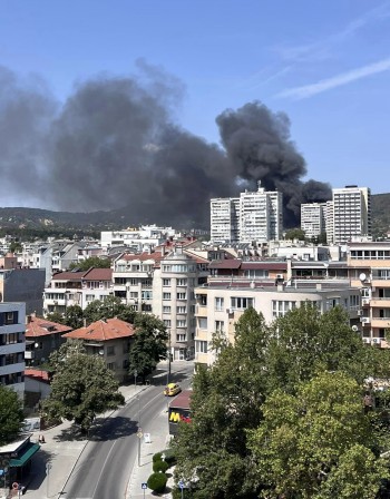 Пожар избухна в района на Военна болница във Варна