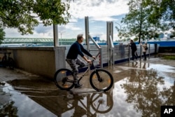 Полша и Унгария се подготвят за още наводнения. На места водите се отдръпват