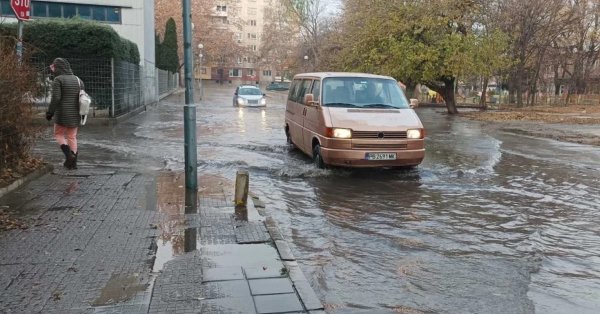 Авария превърна квартал на Пловдив във Венеция