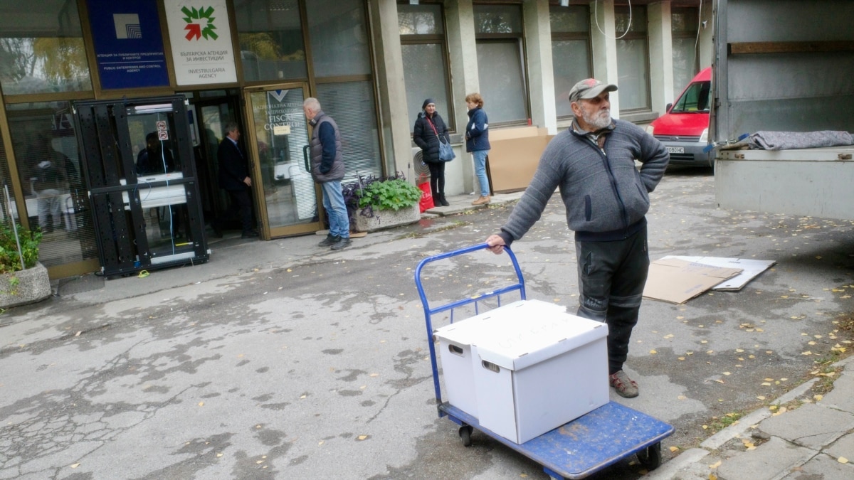 НАП крие откога не ѝ трябва сградата, която Главчев дава на Пеевски. Сега иска нови "работни пространства"