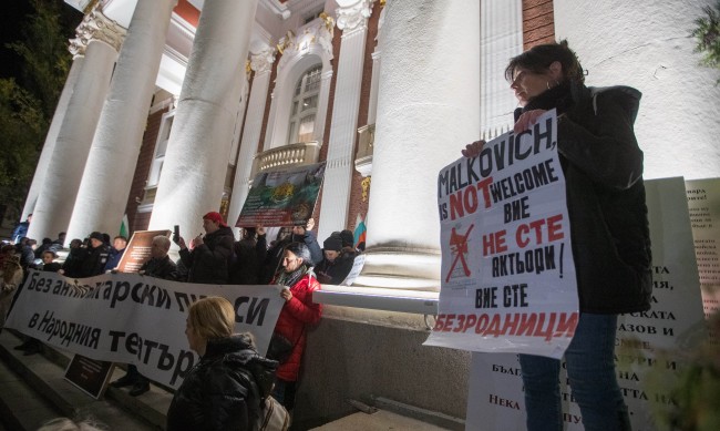 ПП-ДБ за протеста пред театъра: Падение срещу свободата на словото