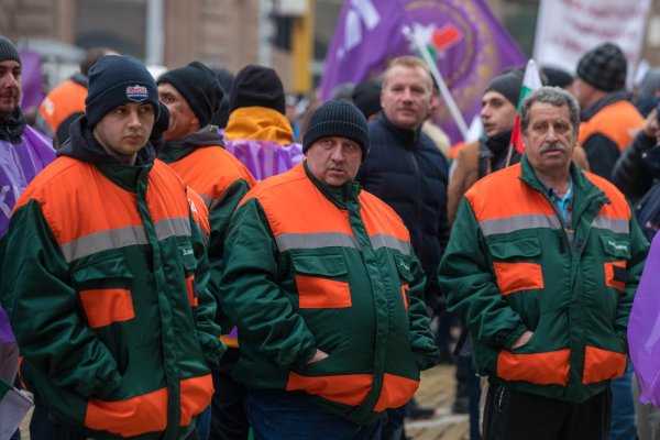 В кадър: Стотици миньори на протест в Триъгълника на властта