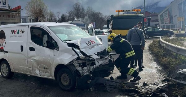 Джип и баничарка се удариха на Околовръстния път на София