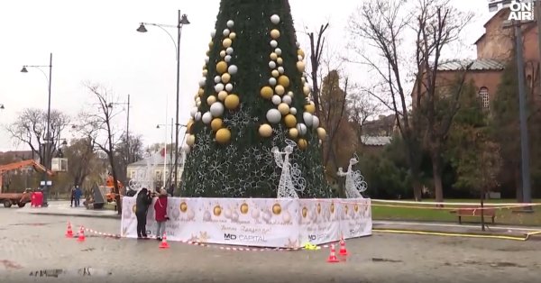 Кметът Терзиев запали светлините на коледната елха в София