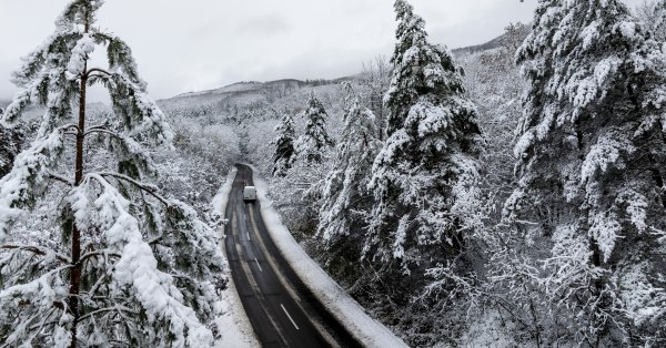 Облачно с валежи от дъжд и сняг ще е времето утре