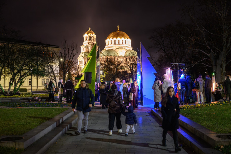 Петметрова огледална инсталация повдига темата за толерантността