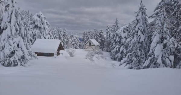 Сняг до кръста в Пирин, снежната покривка на места е 1,5 м