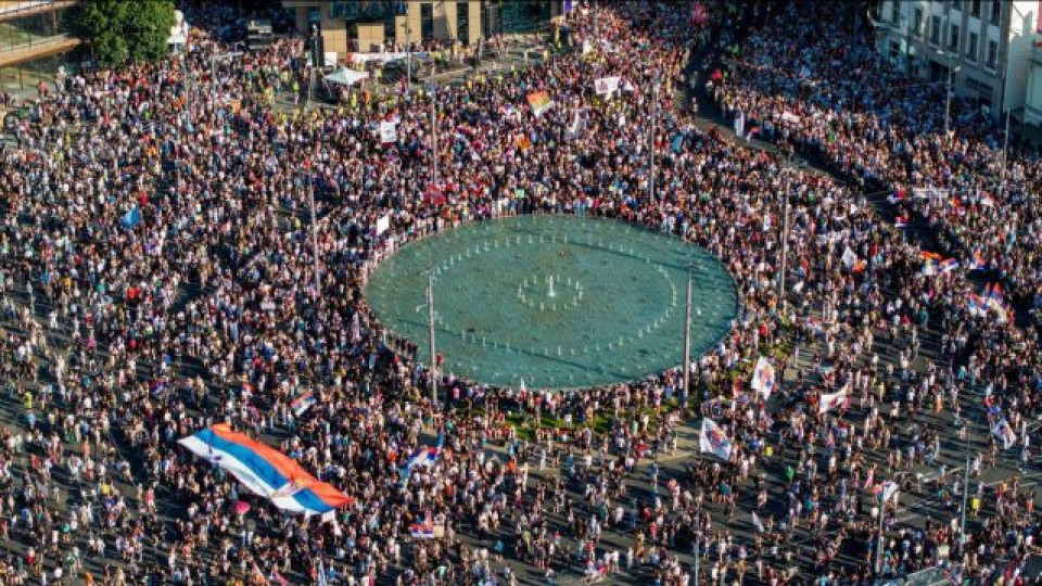 В Белград е страшно!. 40 000 тръгнаха срещу полицията