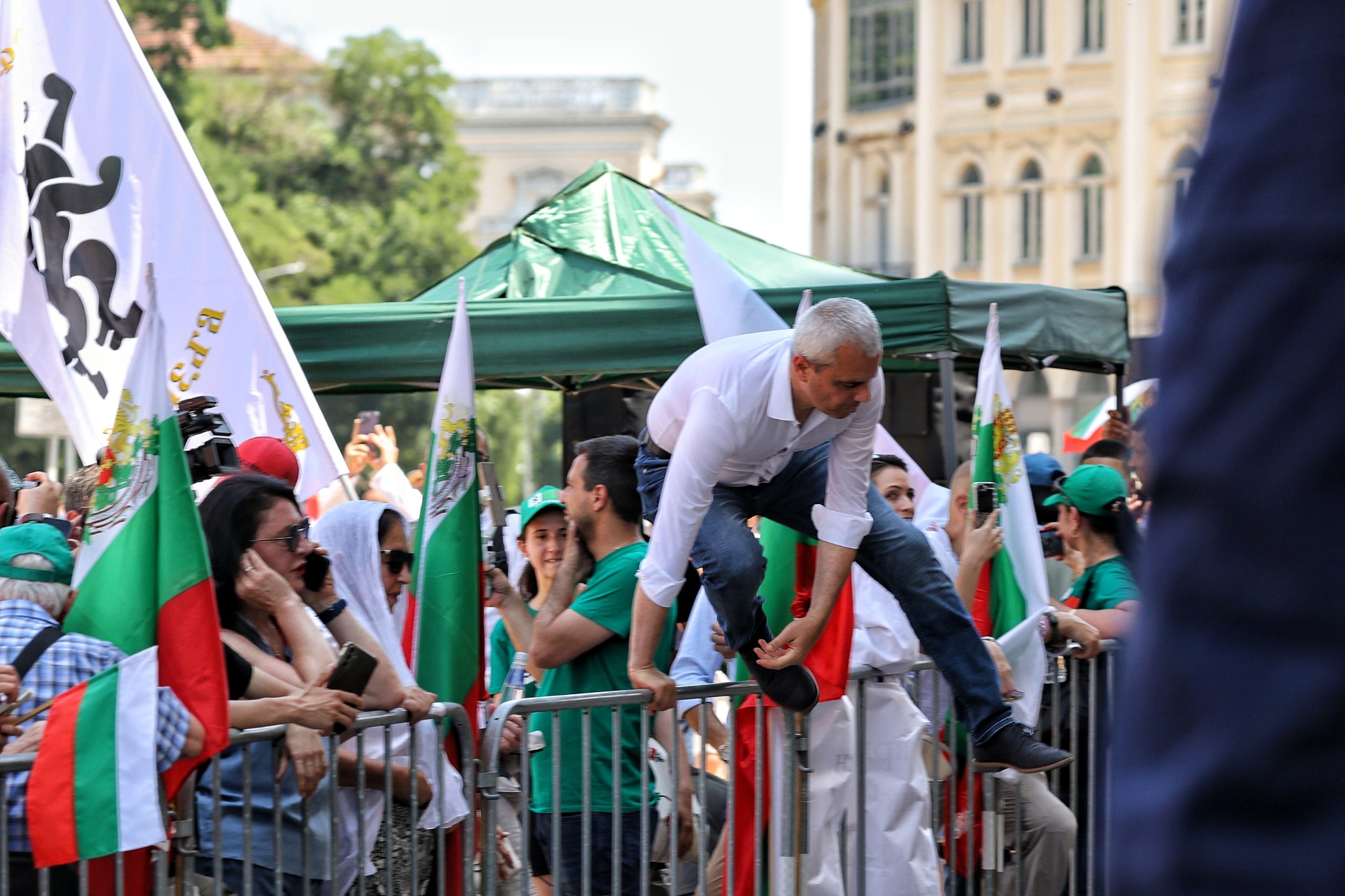 Видеото, в което Костадин Костадинов пада, прескачайки ограда, е генерирано с изкуствен интелект