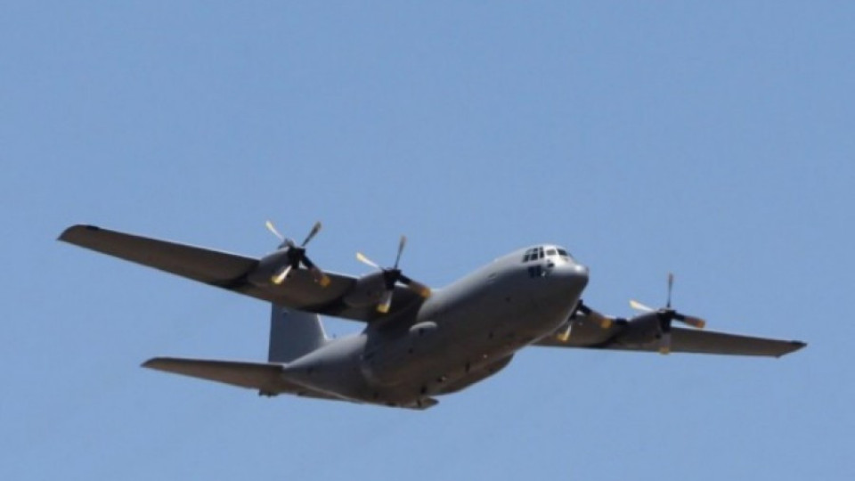 Военен самолет прелетя над наш град. Народът изтръпна