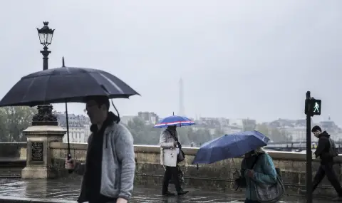 Двама загинаха при силни бури във Франция