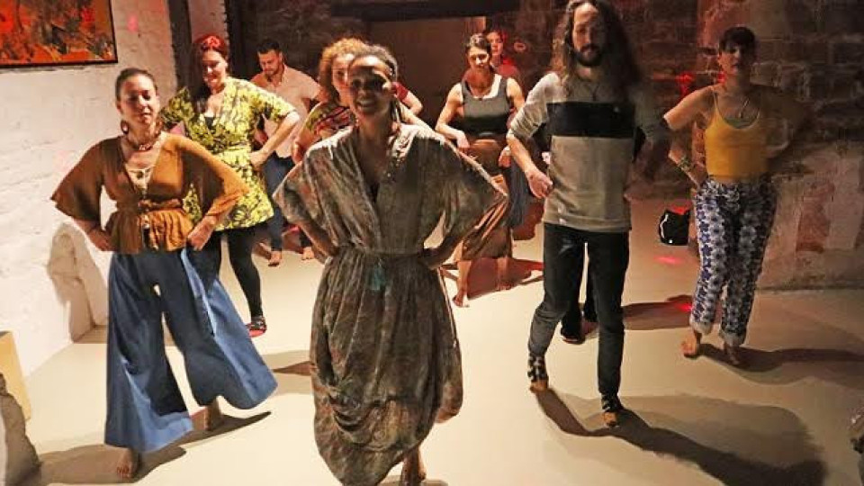 Зрители се срещат с артисти на тъмно