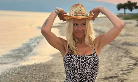 Мария Игнатова показа секси дупе на морето (СНИМКА)