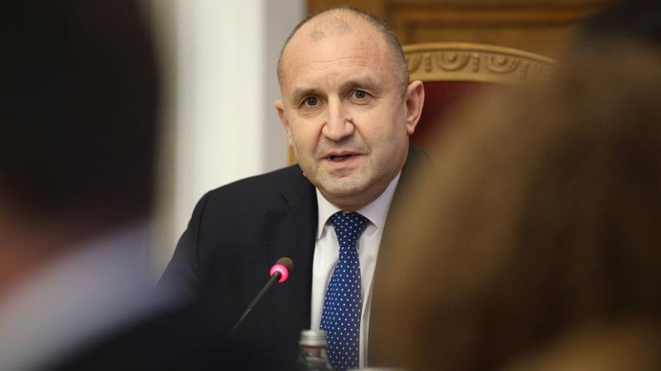 Радев пак заговори за референдум. Замеси...