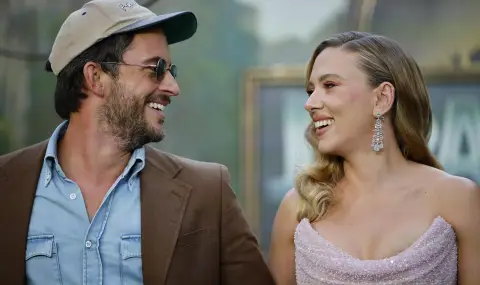 Скарлет Йохансон целуна Джонатан Бейли пред очите на съпруга си (СНИМКИ)