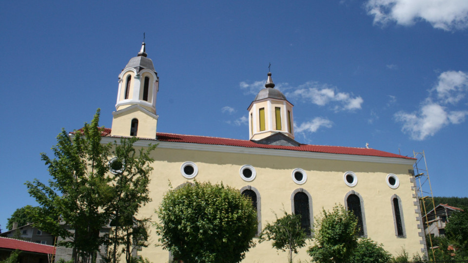 Слепи проглеждат с лековита вода в с. Ярлово