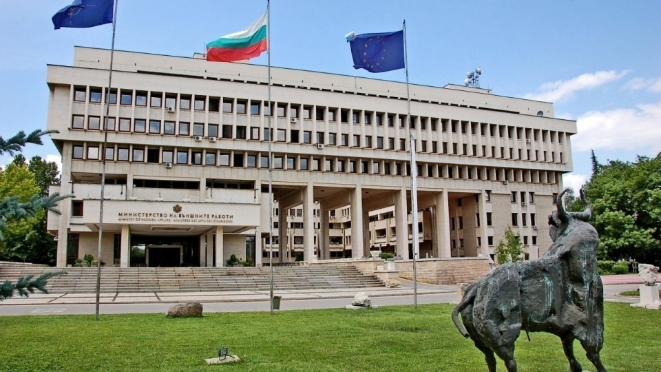 Стоманен тон! Външно отговори на Скопие